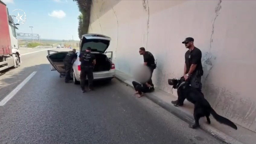 הלוחם המיומן פירק את המסך ברכב בכביש 6 - וזה מה שגילה מאחור | צפו