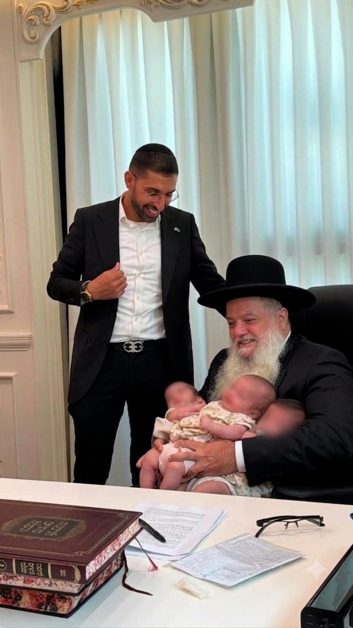 הרב יגאל כהן עם התינוקות וההורים