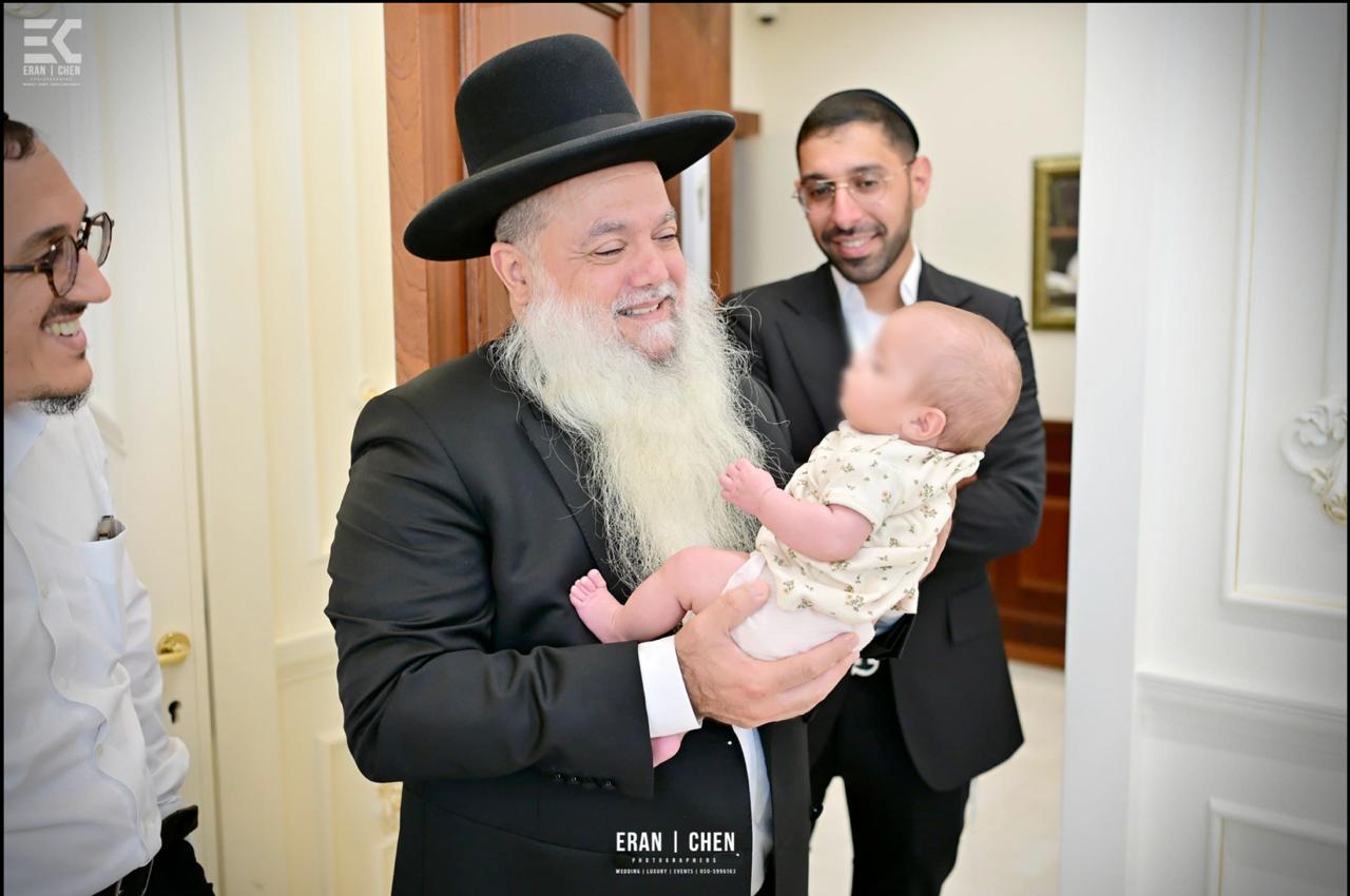 הרב יגאל כהן עם התינוקות וההורים