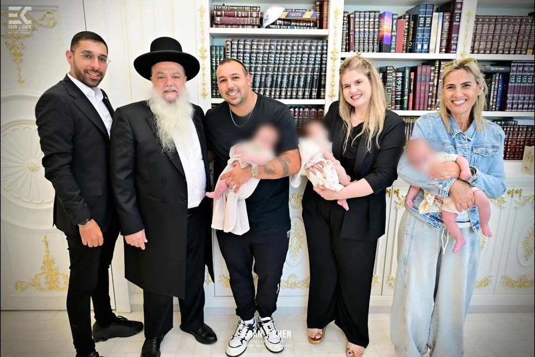 הרב יגאל כהן עם התינוקות וההורים