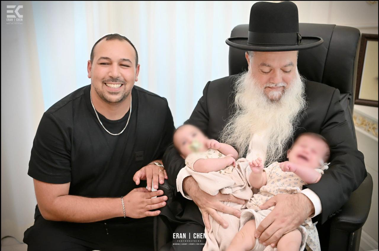 הרב יגאל כהן עם התינוקות וההורים