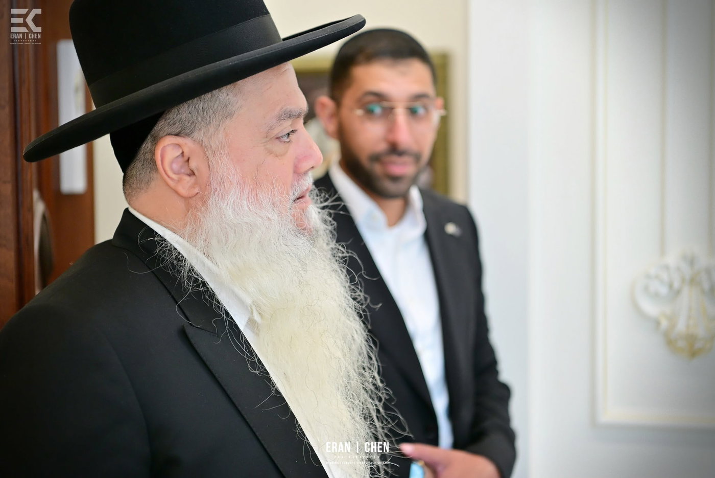 הרב יגאל כהן עם התינוקות וההורים