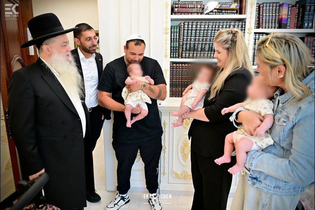 הרב יגאל כהן עם התינוקות וההורים
