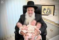 הרב יגאל כהן עם התינוקות וההורים
