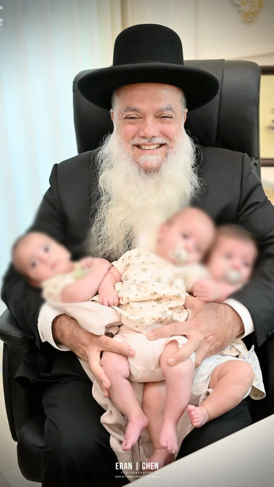 הרב יגאל כהן עם התינוקות וההורים