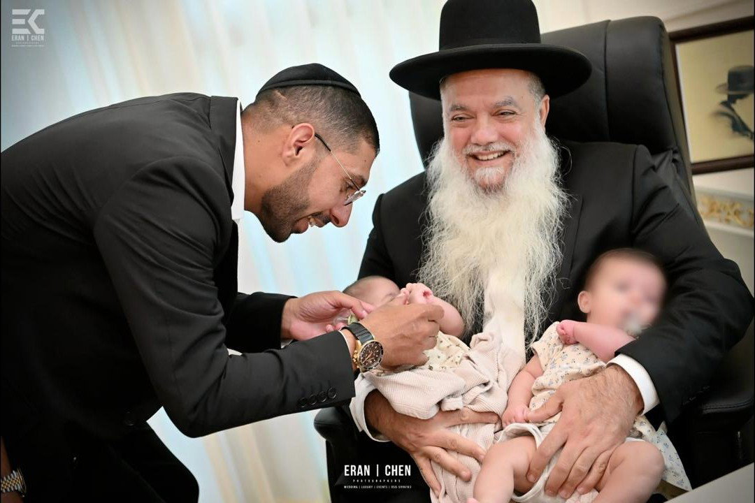 הרב יגאל כהן עם התינוקות וההורים