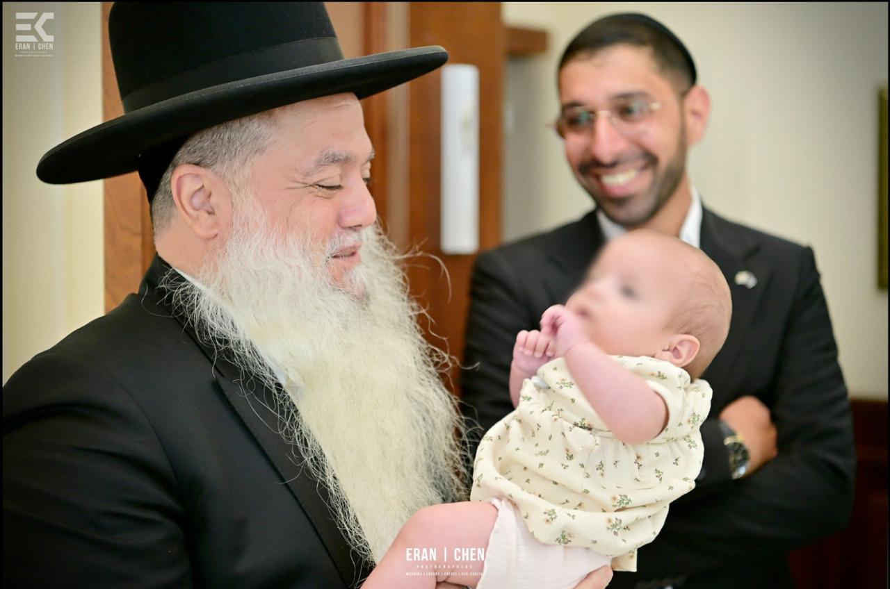 הרב יגאל כהן עם התינוקות וההורים