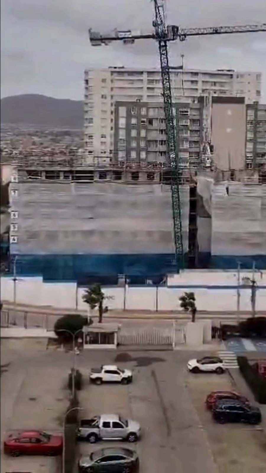 מנוף ענק איבד יציבות וקרס על שכונה