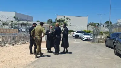 גור נערכת: כך נראית ההיערכות מול הכלא לקראת הגעת האדמו"ר והחסידים