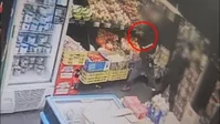 תיעוד קשה: לקח בקבוק זכוכית מהמדף במרכול - וניפץ על ראש המוכר
