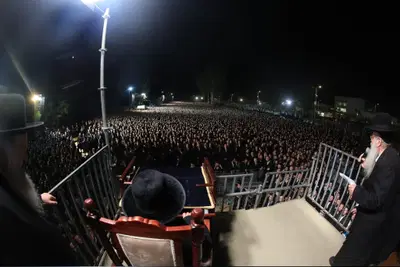 עצרת מחאה על מעצר תלמיד הישיבה: אלפי חסידי גור התכנסו מול כלא 10