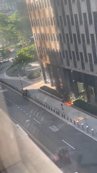 תיעוד הזוי מניו יורק: חשוד מבעיר את הכניסה למבנה ה-FBI - ומשליך זיקוק לתוך האש