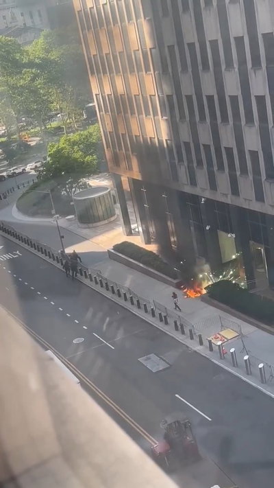 תיעוד הזוי מניו יורק: חשוד מבעיר את הכניסה למבנה ה-FBI - ומשליך זיקוק לתוך האש