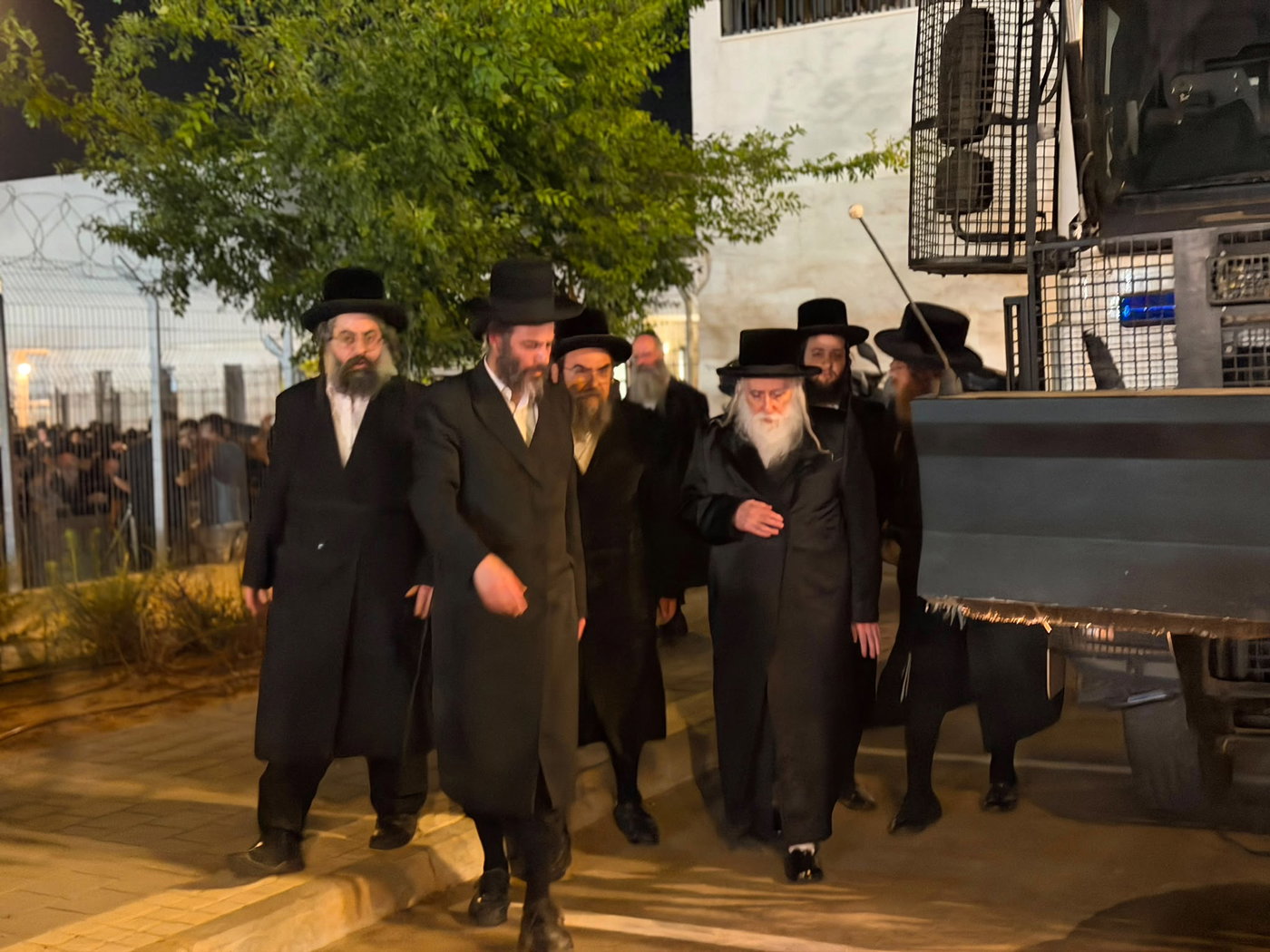 האדמו"ר ממכנובקא נכנס לעצרת