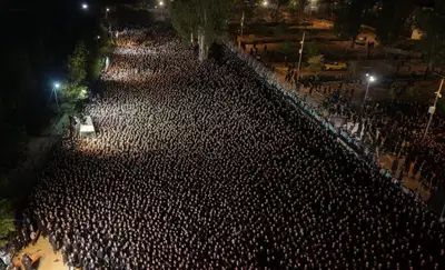 עצרת מחאה על מעצר תלמיד הישיבה: אלפי חסידי גור התכנסו מול כלא 10