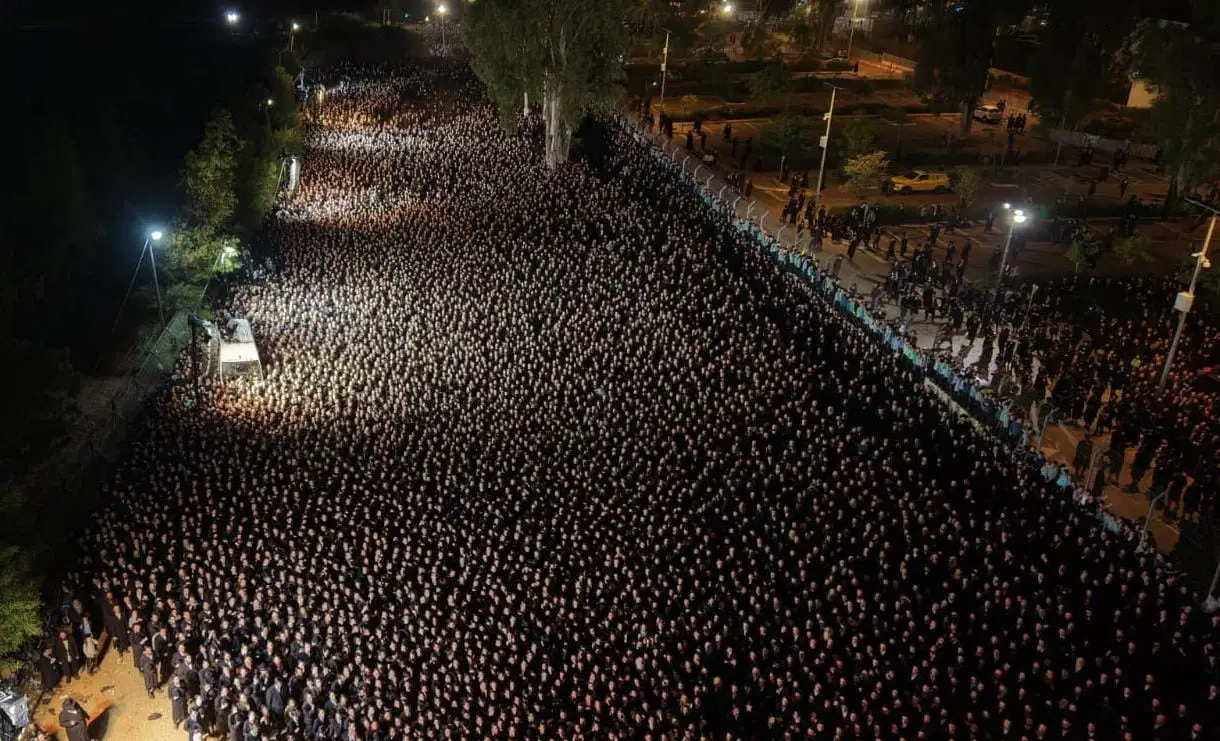 עצרת מחאה על מעצר תלמיד הישיבה: אלפי חסידי גור התכנסו מול כלא 10