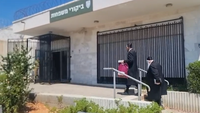 ח״כ יצחק גולדקנופף ומוטי בבציק בביקור אצל האסיר מהחסידות בכלא 10