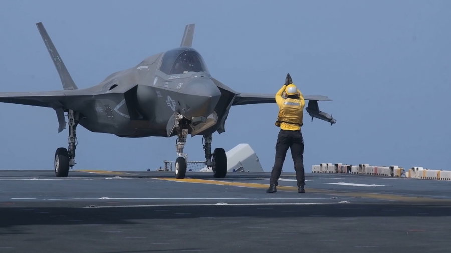 מלחים מכינים מטוסי קרב חמקניים F-35B של חיל הנחתים האמריקאי להמראה על סיפון ה-USS בוקסר (LHD 4)
