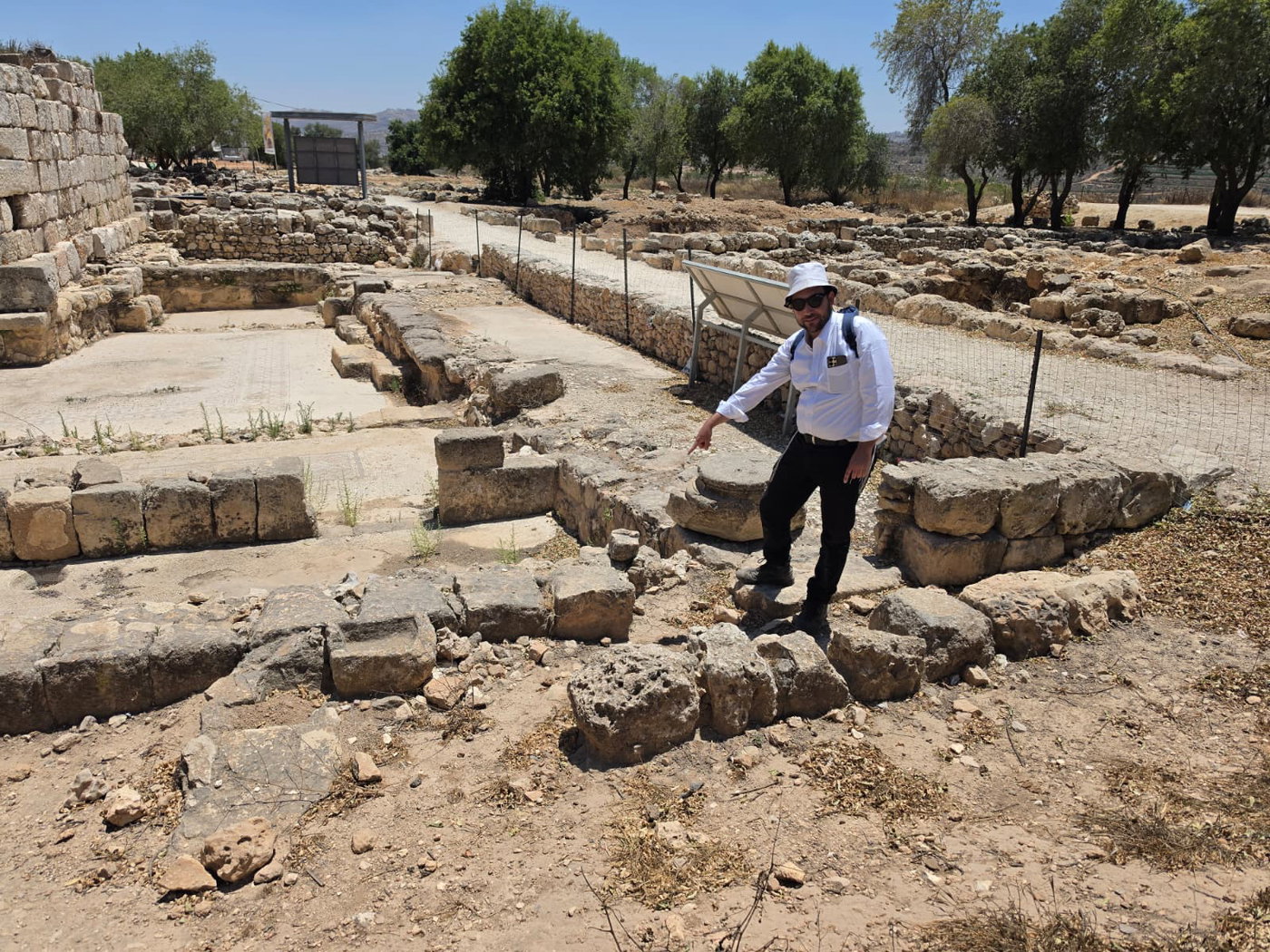 אבן בבניה משנית ששימושה הראשון היה מזבח במשכן שילה