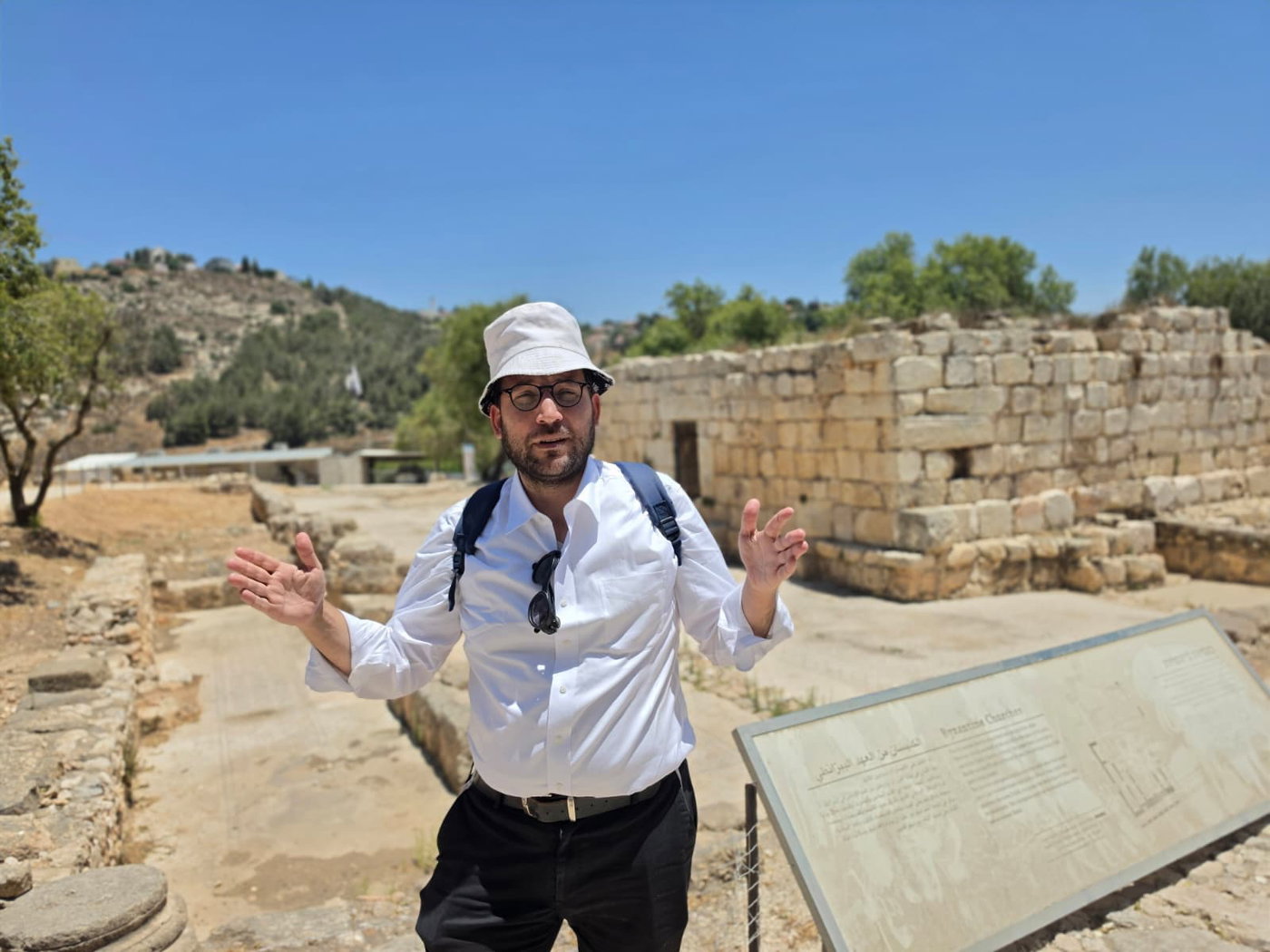 חוקר ארץ ישראל - מדריך הטיולים העיתונאי ישראל שפירא במשכן שילה