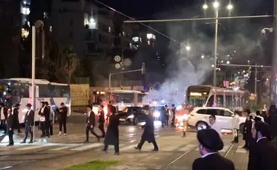 ירושלים בוערת: מסילת הרכבת הוצתה במהלך מחאות על מעצר אברך | צפו
