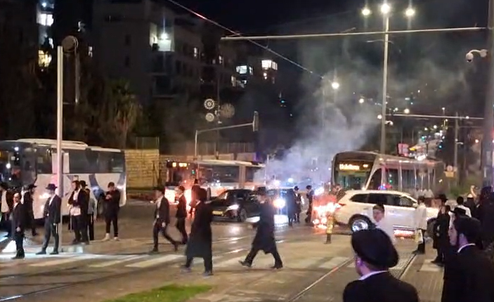 ירושלים בוערת: מסילת הרכבת הוצתה במהלך מחאות על מעצר אברך | צפו