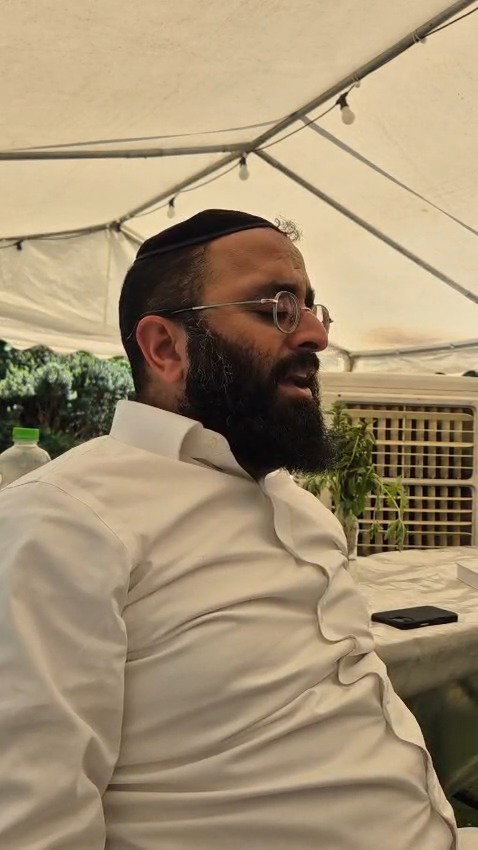 הפייטן אלחנן משמרתי מנחם את המשפחה שבתם טבעה בבריכה