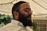 מצמרר: כך הפייטן אלחנן משמרתי ניחם את המשפחה שבתם טבעה בבריכה