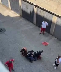 קשה לצפייה: מהגר מרוקאי נחנק למוות על ידי שוטרים שדרכו עליו בזמן מעצר