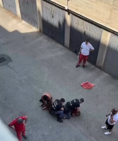 קשה לצפייה: מהגר מרוקאי נחנק למוות על ידי שוטרים שדרכו עליו בזמן מעצר