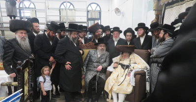 האדמו"ר מויז'ניץ לונדון עם האדמו"ר מתולדות אברהם יצחק בהר יונה