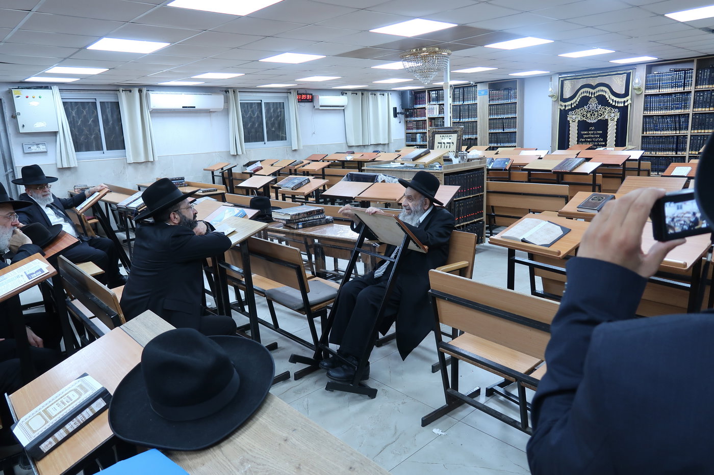 הגר"מ צדקה בביקור בחניכי הישיבות באשדוד