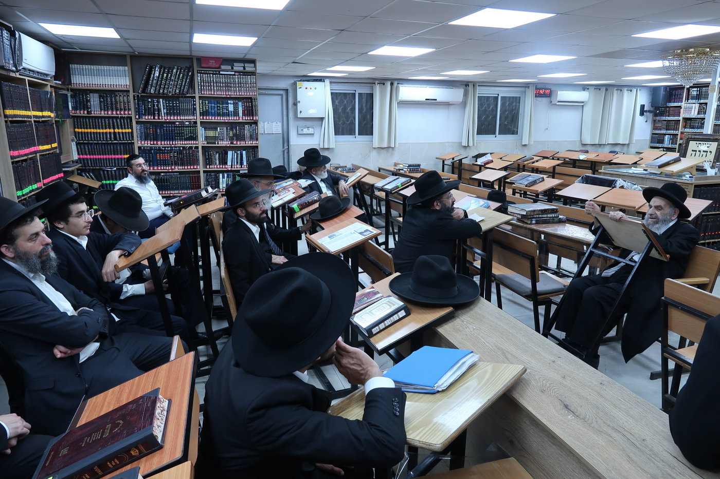 הגר"מ צדקה בביקור בחניכי הישיבות באשדוד
