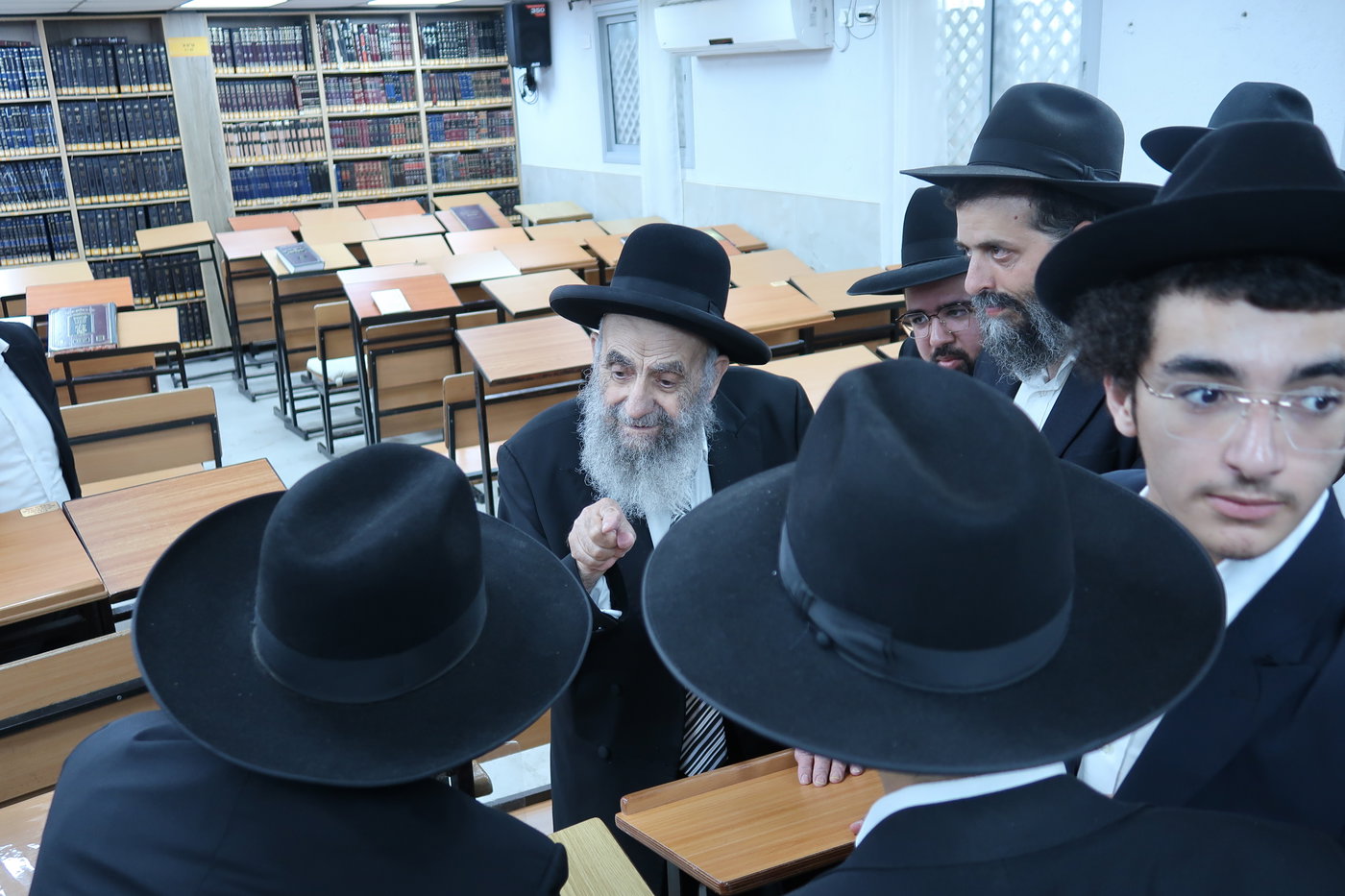 הגר"מ צדקה בביקור בחניכי הישיבות באשדוד