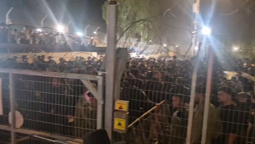עצרת מחאה על מעצר תלמיד הישיבה: אלפי חסידי גור התכנסו מול כלא 10