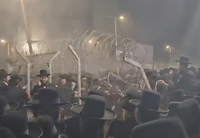 "לפרק, לפרק": ניסיונות להפיל את גדר כלא 10 בשולי עצרת המחאה | צפו
