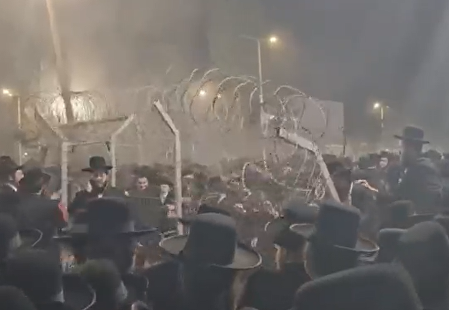 "לפרק, לפרק": ניסיונות להפיל את גדר כלא 10 בשולי עצרת המחאה | צפו
