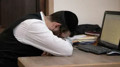 אדם נרדם באמצע יום עבודה