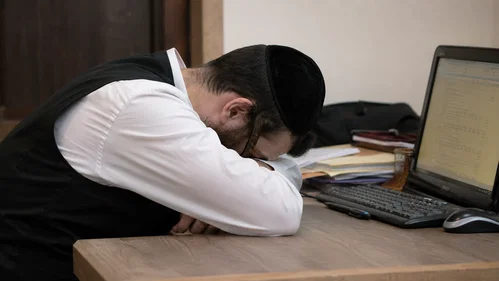 אדם נרדם באמצע יום עבודה