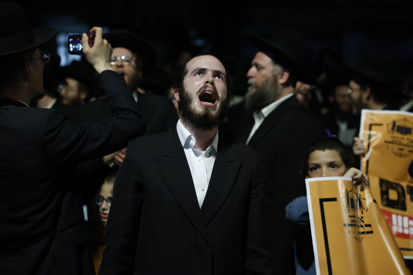 הפגנת גור מול ביתה של היועשית