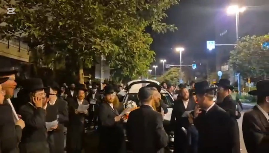 הפגנת גור מול ביתה של היועשית