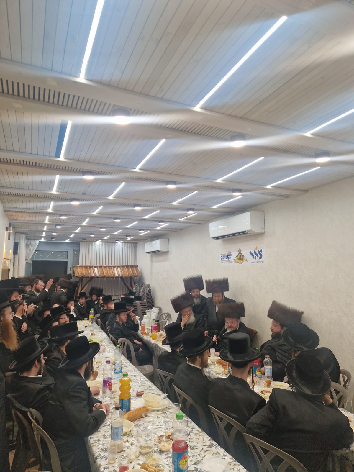 הרה"צ רבי אהרן מרדכי רוקח במלווה מלכה עם הבחורים