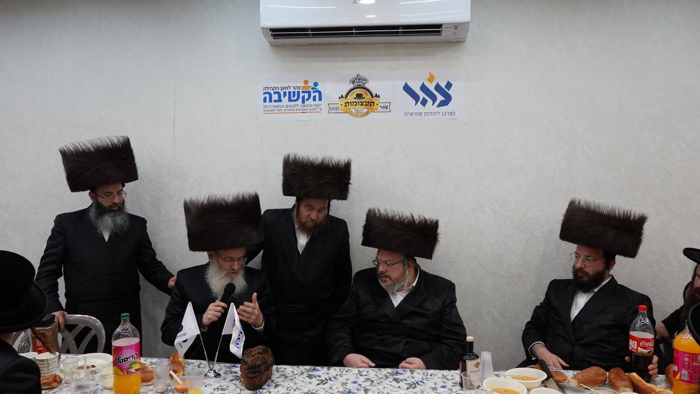 הרה"צ רבי אהרן מרדכי רוקח במלווה מלכה עם הבחורים