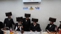 הרה"צ רבי אהרן מרדכי רוקח במלווה מלכה עם הבחורים
