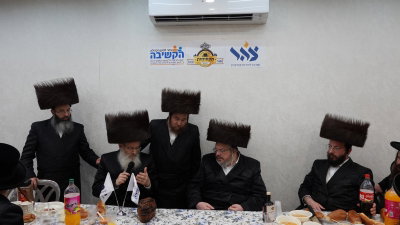 הרה"צ רבי אהרן מרדכי רוקח במלווה מלכה עם הבחורים