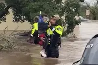 רגע מעלה חיוך: המחווה הנחמדה של ילד שחולץ משטפון כבד | צפו