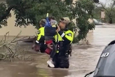 רגע מעלה חיוך: המחווה הנחמדה של ילד שחולץ משטפון כבד | צפו