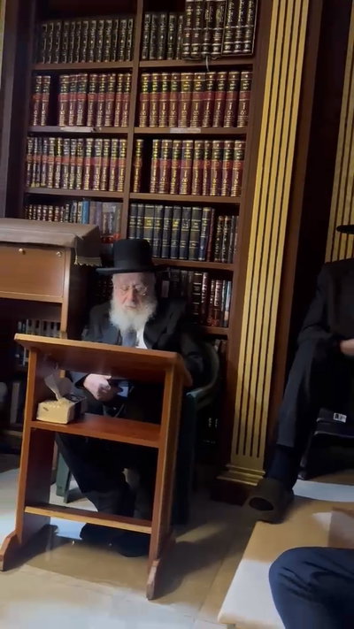 אוי לנו על שריפת התורה; הראשל"צ הגר"י יוסף באמירת הקינות בהיכל בית מדרשו בירושלים 