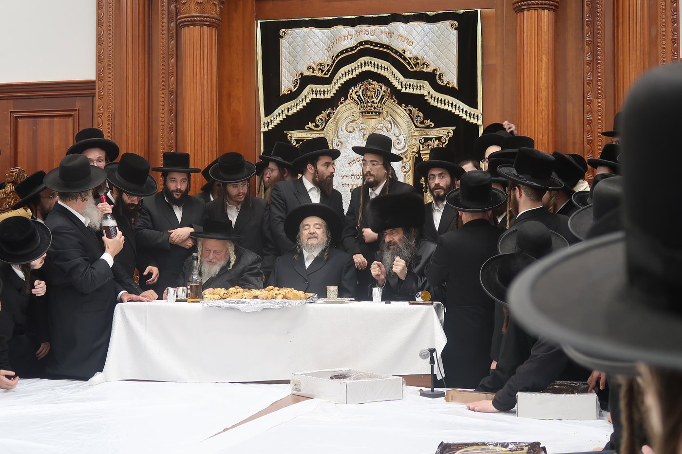 הגרי"מ שכטר בברית לנכד הגרצ"מ זילברברג