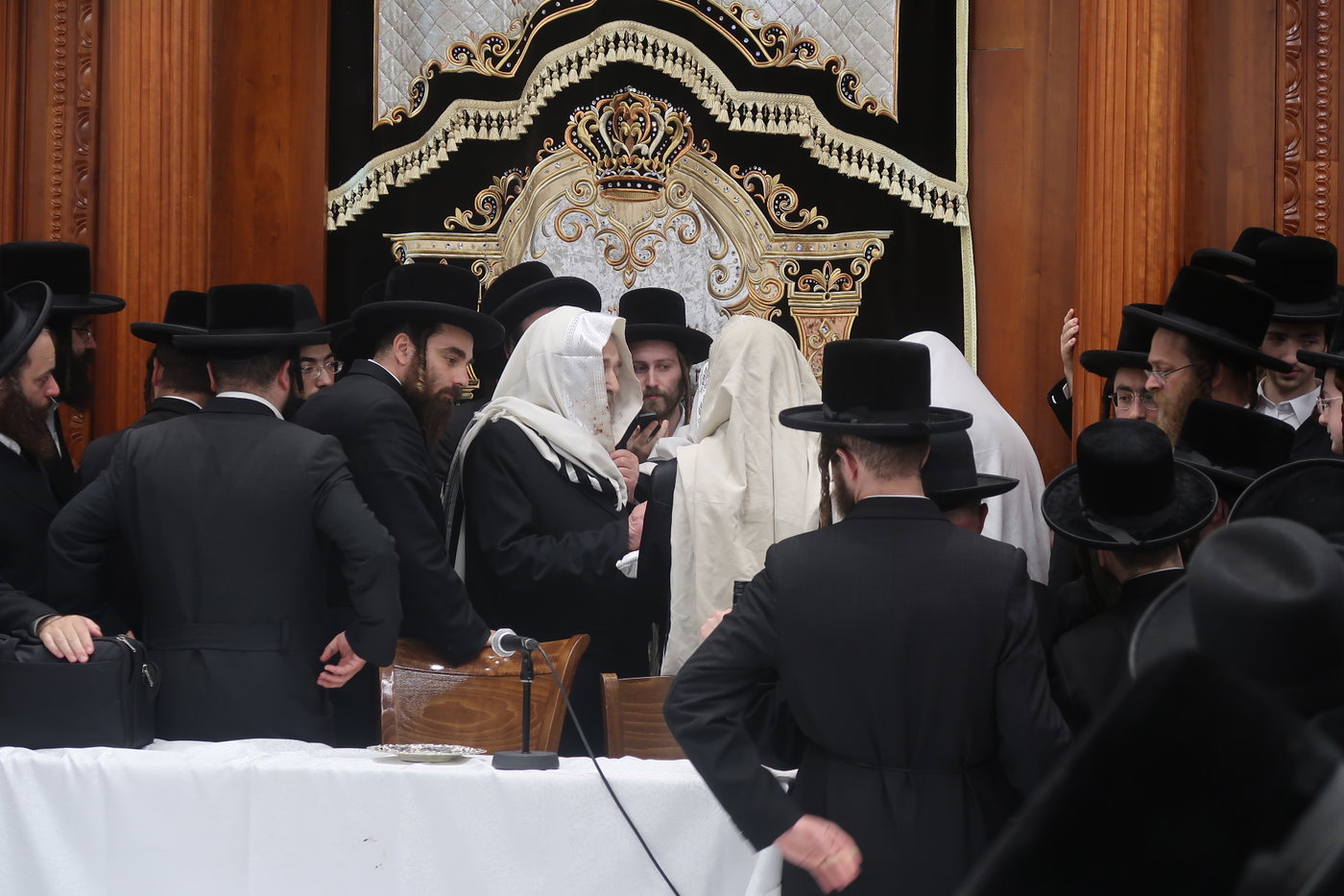הגרי"מ שכטר בברית לנכד הגרצ"מ זילברברג